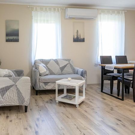 Süni apartman Ordacsehi Exterior foto
