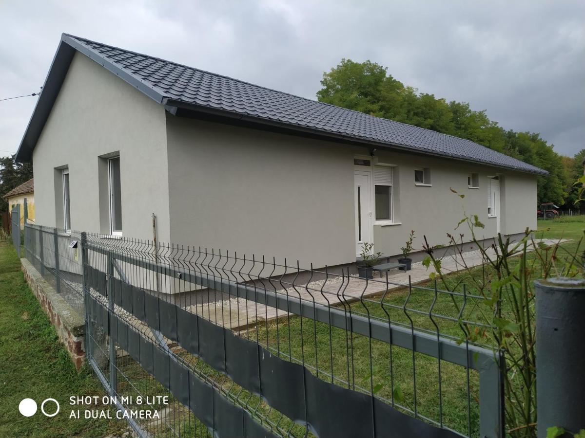 Süni apartman Ordacsehi Exterior foto