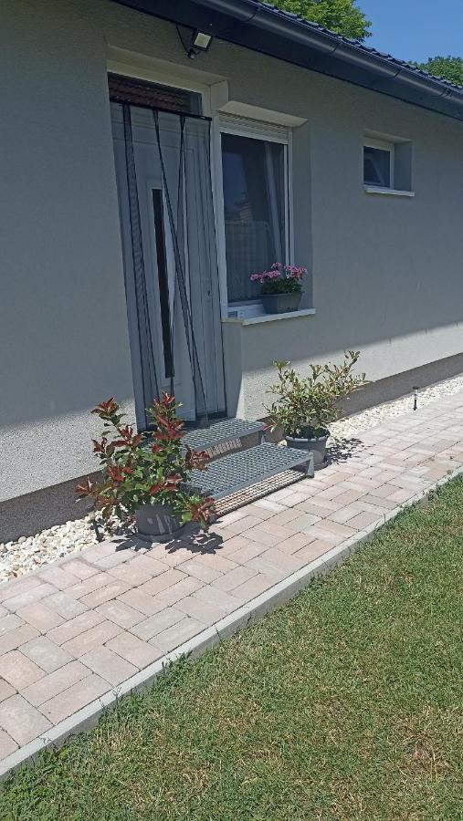 Süni apartman Ordacsehi Exterior foto