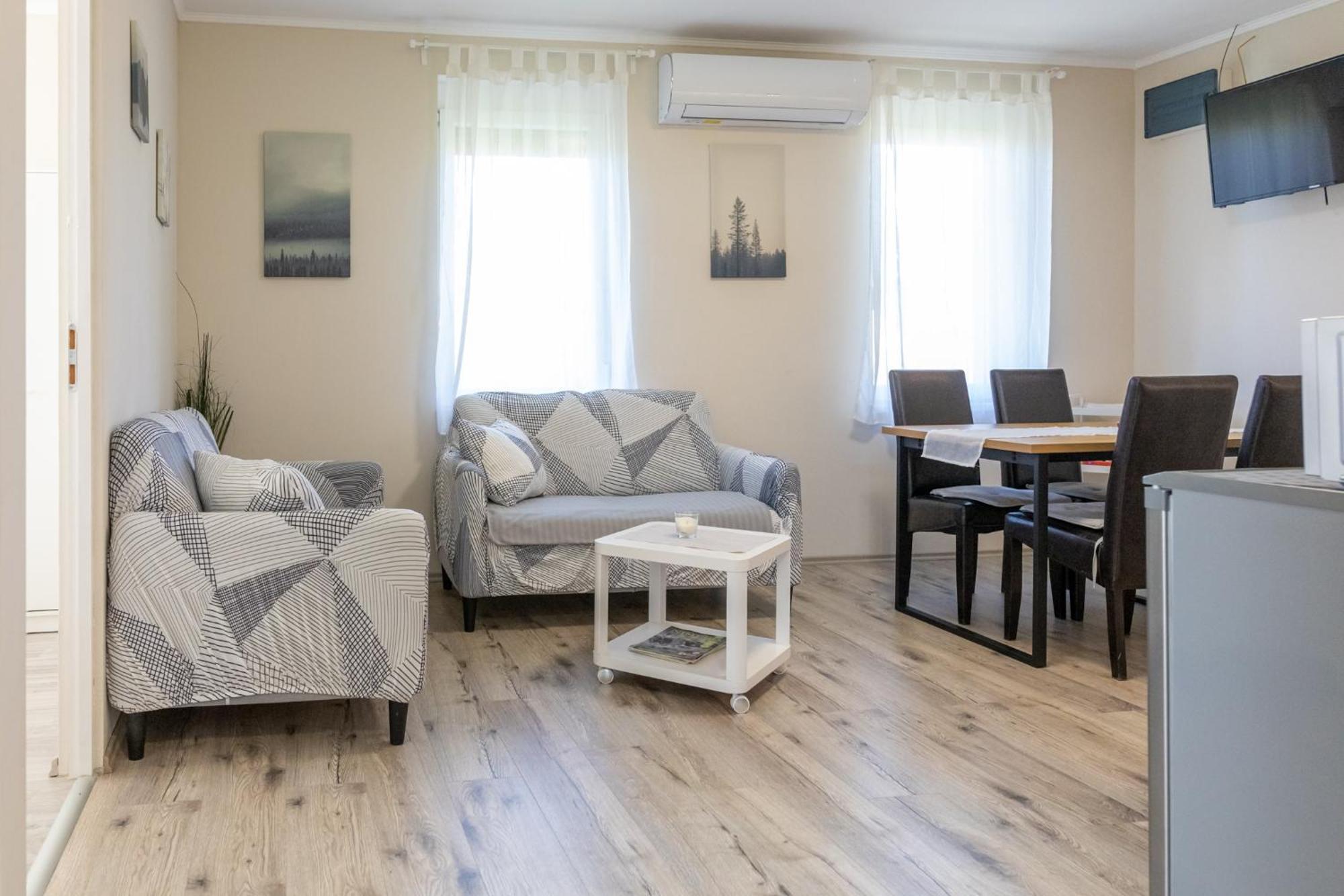 Süni apartman Ordacsehi Exterior foto